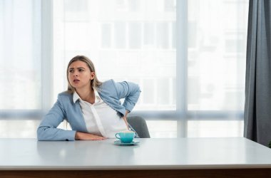 Ama önce kahve. Resmi görevli genç mutsuz iş kadını ofiste boş bir masada elinde kahveyle oturuyor. Beyaz yakalı kadın işçi, serbest çalışan mali uzman sabah rutini..