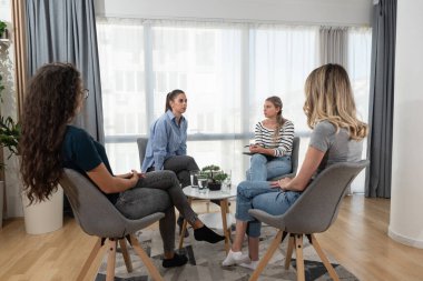 Bir grup kadın iş ortağı küçük şirket sahipleri apartmanda toplanıp işleri için yeni fikirler ve çözümler tartışıyorlar. Ev arkadaşları ev geliştirme ve kurallar hakkında konuşuyor..