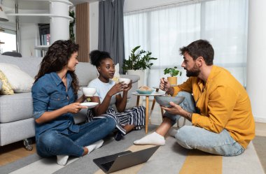 Bir grup insan, arkadaş, oda arkadaşı, küçük işletme sahipleri ve ortakları yerde oturmuş çay içiyor, yeni fikirler ve genişleme stratejisi planlıyorlar. Mutlu Bağımsızlar ara veriyor..