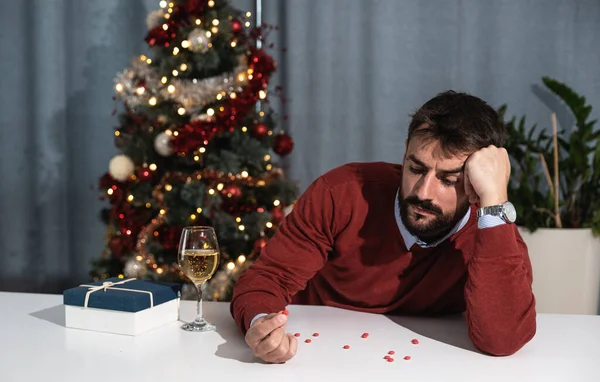 在新年或平安夜 年轻的商人独自坐在家里 在感情破裂或离婚后感到沮丧和痛苦 绝望的男人感到焦虑和被抛弃的感觉 — 图库照片