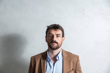 Yeni çalışan kimliği için fotoğraf çekmek ya da geçiş izni almak için ayakta duran bir iş adamının portresini kapatın.. 