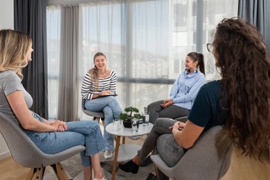 Bir grup genç kadın küçük şirket ve yeni işletme sahipleri, moda tasarımcıları ve blog yazarları takım oluşturma ve personel toplantısı. Bayan arkadaşlar yeni fikirler ve çözümler hakkında konuşuyor ve tartışıyorlar.. 