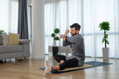 Yakışıklı ve formda bir adam, ilişkisinden ayrıldıktan ya da boşandıktan ve hayatını iyileştirmek için evinde egzersiz yaptıktan sonra kendini düşünmeye başlar. Ev ödevi motivasyonu ve kendini sevme konsepti