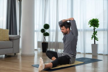 Yakışıklı ve formda bir adam, ilişkisinden ayrıldıktan ya da boşandıktan ve hayatını iyileştirmek için evinde egzersiz yaptıktan sonra kendini düşünmeye başlar. Ev ödevi motivasyonu ve kendini sevme konsepti