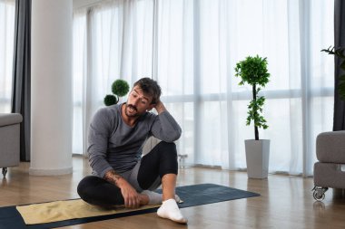 Yakışıklı ve formda bir adam, ilişkisinden ayrıldıktan ya da boşandıktan ve hayatını iyileştirmek için evinde egzersiz yaptıktan sonra kendini düşünmeye başlar. Ev ödevi motivasyonu ve kendini sevme konsepti