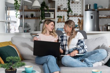 İki kadın, oda arkadaşı ve iş ortağı. İnternetten kredi kartlarıyla neler yapabilecekleri ve kendi online şirketlerini kurabilecekleri konusunda fikir çalıp yazıyorlar..