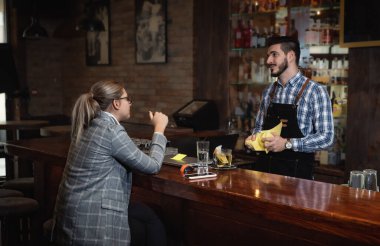 Resmi giyinmiş genç bir iş kadını işten sonra bir kafeteryada oturuyor ve bir barmen cila bardağıyla flört ediyor. Serbest çalışan kadın işten sonra restoranda bir garsonla konuşuyor.. 