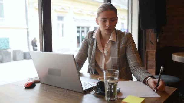 Genç Kadını Öğle Yemeği Molasında Kafede Oturuyor Kahve Içiyor Dizüstü — Stok video