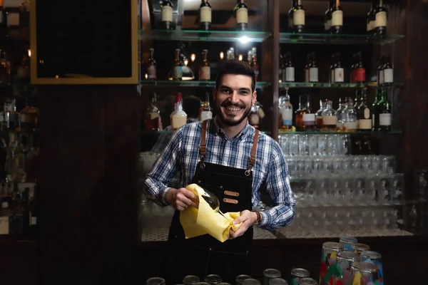 Jovem Barman Feliz Sorrindo Polimento Beber Vidro Cafetaria Bar Com — Fotografia de Stock