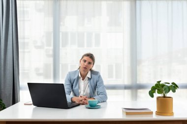 İş kadını ofis çalışanlarının iş saatleri boyunca dizüstü bilgisayarlarıyla günlük rutin işleri.. 