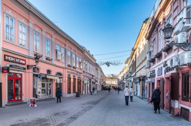 - 13. Aralık - Novi Sad, Sırbistan. Sırbistan 'ın Novi Sad kentinin merkezinde, tatilden önceki soğuk günlerde insanlar, mimari, araba ve günlük yaşam bulunuyor. Düzenleyici resim