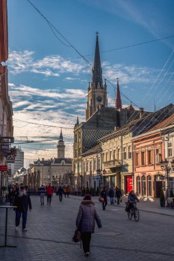 - 13. Aralık - Novi Sad, Sırbistan. Sırbistan 'ın Novi Sad kentinin merkezinde, tatilden önceki soğuk günlerde insanlar, mimari, araba ve günlük yaşam bulunuyor. Düzenleyici resim