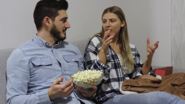 Giovane Coppia Donna Uomo Seduto Casa Sul Divano Mangiare Popcorn — Video Stock