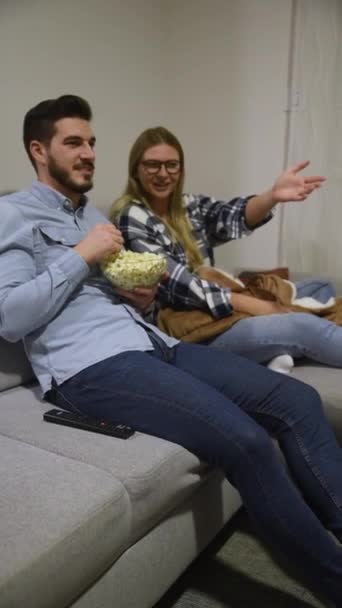Młoda Para Kobieta Mężczyzna Siedzący Domu Kanapie Jedzący Popcorny Oglądający — Wideo stockowe