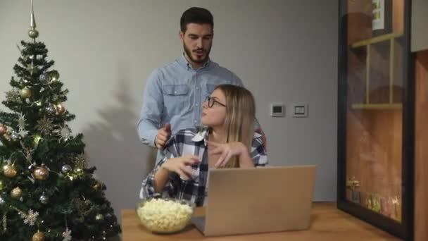 Junges Paar Selbstständiger Geschäftsleute Die Silvester Oder Heiligabend Online Arbeiten — Stockvideo