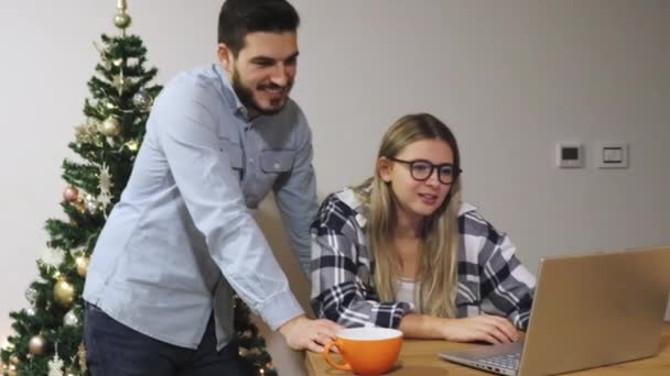 Jeunes Gens Affaires Indépendants Couple Travaillant Ligne Sur Nouvel Veille — Video