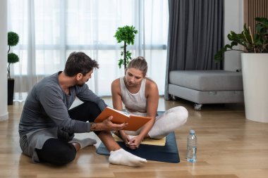 Genç bir iş kadını, dairesinde eğitmek için özel fitness eğitmeni ya da koç tutuyor. Araba kazasından sonra sağlık sorunu olan bir kadın arkadaşının yardımıyla evinde egzersiz yapıyor..