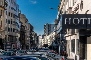 03 numara. Ocak 2023. Belgrad, Sırbistan. Sırbistan 'ın başkenti Belgrad' da güneşli bir kış gününde insanların araba inşa ettiği şehir sokakları. Düzenleyici resim