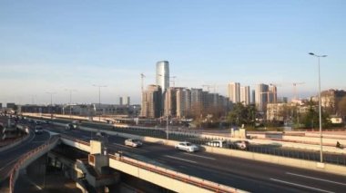 03 numara. Ocak 2023. Belgrad, Sırbistan. Sırbistan 'ın başkenti Belgrad' ın arka planında yeni binayla birlikte trafik ve köprü manzarası. Yazı
