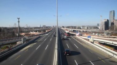 03 numara. Ocak 2023. Belgrad, Sırbistan. Sırbistan 'ın başkenti Belgrad' ın arka planında yeni binayla birlikte trafik ve köprü manzarası. Yazı