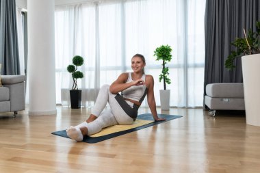 Araba kazasından sonra evde genç bir kadın rehabilitasyon egzersizi. Yoga meditasyon eğitimi almış genç bir kızın kaslarını esnetme egzersizi. Doğumdan sonra kadın rahatlatıcı.