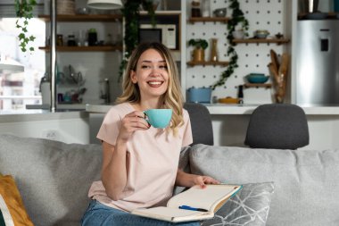 Genç ve güzel bir kız erkek arkadaşına aşk mektubu yazıyor ya da odasındaki kanepede gülümseyip otururken günlüğüne yazıyor. Başarılı bir kadının iş fikirleri var..