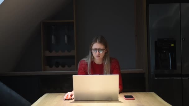 Frustrated Annoyed Woman Confused Computer Problem Annoyed Businesswoman Feels Indignant — Stockvideo
