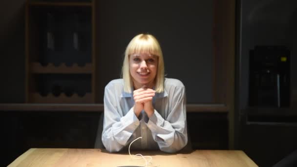 Une Jeune Femme Psychologue Psychothérapeute Discutant Ligne Sur Web Conférence — Video