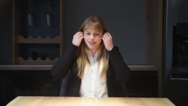 Young Business Woman Prepares Record Video Job Interview While Her — Stock Video