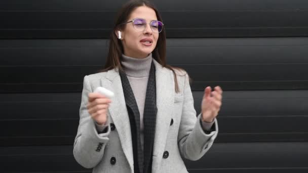 Joven Mujer Negocios Profesional Que Usa Traje Usando Auriculares Inalámbricos — Vídeos de Stock