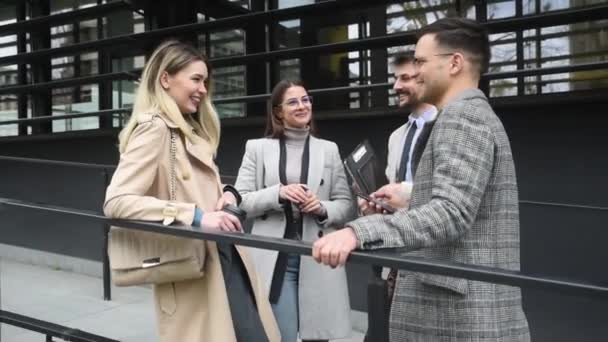 Ofis Binasının Önünde Duran Genç Adamları Başarı Hakkında Deneyim Paylaşımı — Stok video