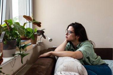 Kalbi kırık genç bir kadın evde tek başına oturmuş depresyon endişesi ve kötü ruhsal rahatsızlıktan muzdarip. Kadın zor zamanlar geçiriyor ve aşırı düşünmekten ve endişelenmekten tükeniyor. Ruh sağlığı konsepti