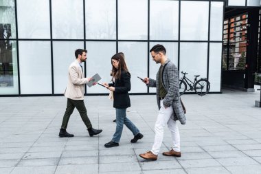 Farklı bir konsept düşün. Ofisin önündeki bir grup iş adamı diğer çalışanlardan farklı istikamette yürüyen bir iş adamı yaratıyor. Bağımsız olmak kalabalıktan farklı olmak.