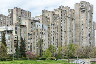 18 yaşındayım. Nisan 2023. Yeni Belgrad, Sırbistan. Belgrad 'ın yeni görüşü, sosyalist mimarinin barbarlık tarzında inşa edilmesidir. Sırbistan 'ın Belgrad kentinin yerleşim bölgesinde inşa ediliyor. Düzenleyici resim.