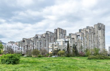 18 yaşındayım. Nisan 2023. Yeni Belgrad, Sırbistan. Belgrad 'ın yeni görüşü, sosyalist mimarinin barbarlık tarzında inşa edilmesidir. Sırbistan 'ın Belgrad kentinin yerleşim bölgesinde inşa ediliyor. Düzenleyici resim.