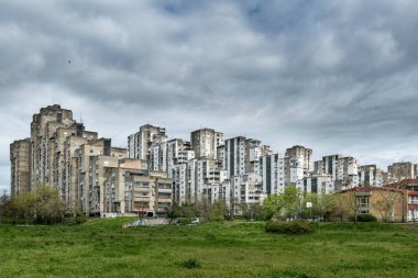 18 yaşındayım. Nisan 2023. Yeni Belgrad, Sırbistan. Belgrad 'ın yeni görüşü, sosyalist mimarinin barbarlık tarzında inşa edilmesidir. Sırbistan 'ın Belgrad kentinin yerleşim bölgesinde inşa ediliyor. Düzenleyici resim.