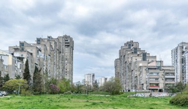 18 yaşındayım. Nisan 2023. Yeni Belgrad, Sırbistan. Belgrad 'ın yeni görüşü, sosyalist mimarinin barbarlık tarzında inşa edilmesidir. Sırbistan 'ın Belgrad kentinin yerleşim bölgesinde inşa ediliyor. Düzenleyici resim.