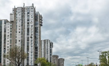18 yaşındayım. Nisan 2023. Yeni Belgrad, Sırbistan. Belgrad 'ın yeni görüşü, sosyalist mimarinin barbarlık tarzında inşa edilmesidir. Sırbistan 'ın Belgrad kentinin yerleşim bölgesinde inşa ediliyor. Düzenleyici resim.