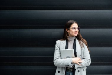 Genç başarılı bir iş kadınının portresi, satış müdürü, patron ve ustabaşı bir ofis binasının önünde duruyor. İş adamı lideri ve küresel iş ve haberleşme uzmanı