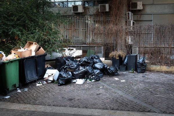 Nagy Műanyag Kukák Szemetes Tele Túlcsorduló Alom Szennyező Utcán Városban — Stock Fotó