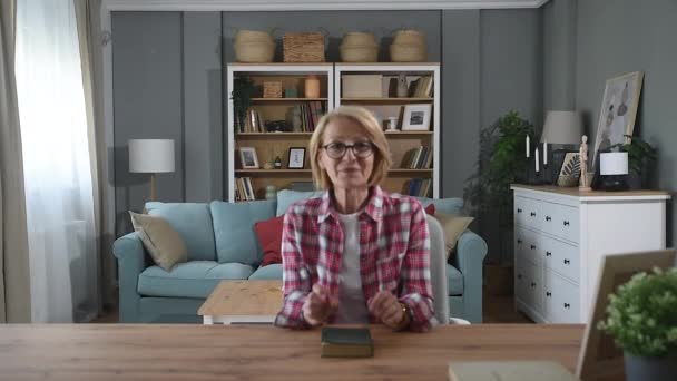 Mutlu Olgun Yaşlı Kadın Blogcu Evde Kameraya Bakıyor Orta Yaşlı — Stok video