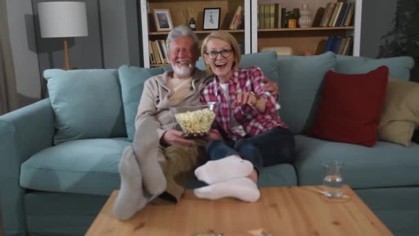 Skrattar Åldrad Par Man Och Kvinna Tittar Komedi Show Eller — Stockvideo