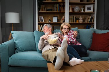 Olgun evli çiftler korku dolu televizyon programlarını izliyorlar. Son sınıflar evde patlamış mısırla korku filmi izliyorlar ve korkmuş suratlar yapıyorlar. Yaşlı karı koca televizyon izler.