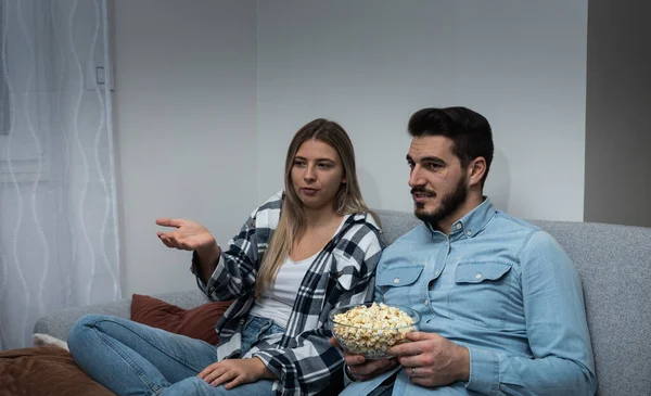 Dívám Doma Televizi Milující Pár Odpočívá Pohovce Jíst Popcorn Při — Stock fotografie