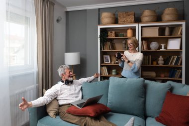 Mutlu son sınıf çifti sıcak evlerinde eğleniyor. Yaşlı bir adam ve yaşlı bir kadın emekliliklerinin tadını çıkarıyorlar kitaplar, dizüstü bilgisayarlar, gülümsemeler ve anılar hakkında konuşmalar..