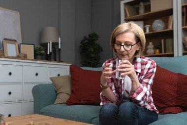 Pensive düşünceli orta yaşlı bayan uzakta evde yalnız oturup endişeli yalnız hissediyorum, üzgün depresif melankolik yaşlı olgun kadın sorun yalnızlık muzdarip düşünce keder keder muzdarip