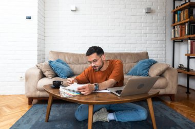 Erkek mimar, işyerinde iç yenileme üzerinde çalışıyor. Tasarımcı renk örneklerini projenin görselleştirme ve planlarına göre seçiyor. Mimari ve iç tasarım konsepti.