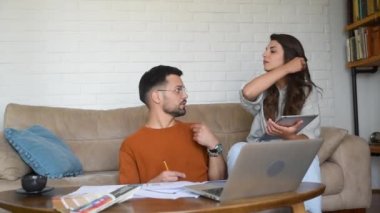 Birkaç mimar işyerinde iç yenileme üzerinde çalışıyor. Tasarımcılar renk örneklerini projenin görselleştirme ve planlarına göre seçiyorlar. Mimari ve iç tasarım konsepti.