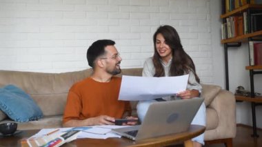 Birkaç mimar işyerinde iç yenileme üzerinde çalışıyor. Tasarımcılar renk örneklerini projenin görselleştirme ve planlarına göre seçiyorlar. Mimari ve iç tasarım konsepti.