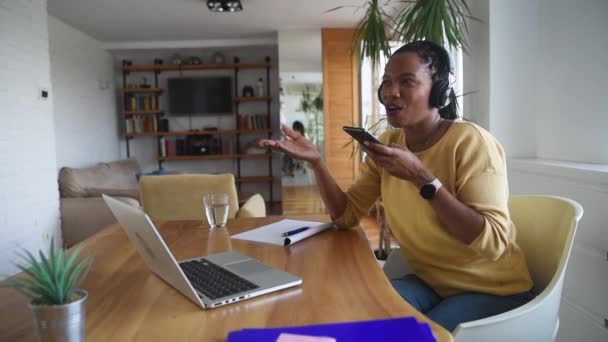 Gülümseyen Uzaktan Kumandalı Kulaklıklı Cep Telefonlu Afro Amerikan Kadın Modern — Stok video